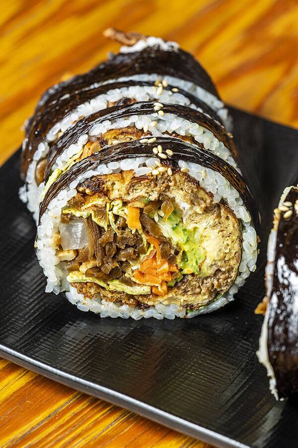 육전 김밥. 육전은 미리 만들어 놓지 않는다. 주문하면 주방에서 바로 굽는다.