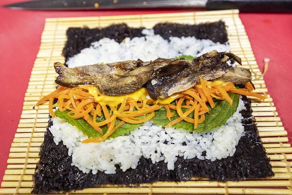 족발김밥 말기 전. 특허받은 김밥이다.
