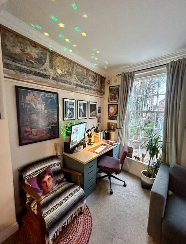 부엌 리모델링 중 발견된 17세기 벽화. 집주인 버드워스가 자택에 보존하며 살기로 했다. (사진=집주인 버드워스 트위터 캡쳐)