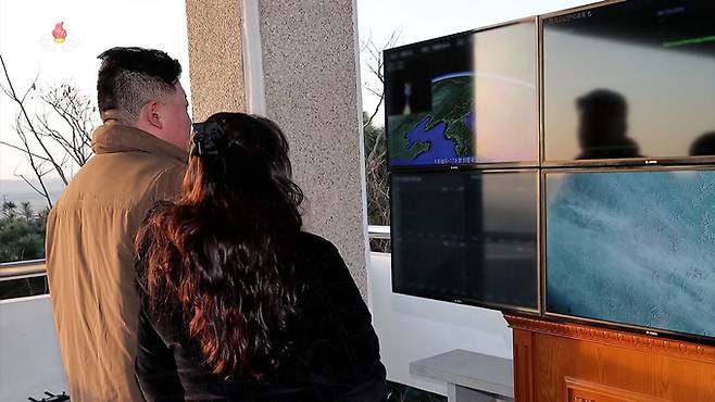 북한 조선중앙TV는 지난 16일 평양 국제공항에서 노동당 중앙군사위원회가 실시한 대륙간탄도미사일(ICBM) 화성포-17형 발사 영상을 17일 공개 했다.   조선중앙TV 화면
