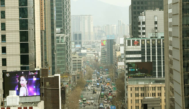 중국발 황사가유입된 23일 서울 도심이 뿌옇게 보이고 있다. 이제원 선임기자