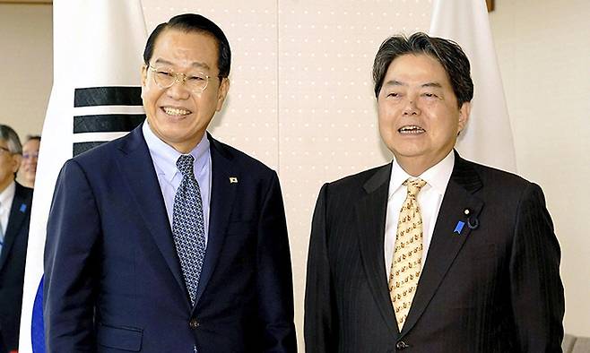23일 일본을 방문 중인 권영세 통일부 장관(왼쪽)이 하야시 요시마사 일본 외무상과 만나 기념 촬영을 하며 활짝 웃고 있다. 도쿄=AP뉴시스