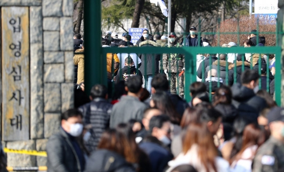 정문 앞에서 아쉬운 인사 - 충남 논산 육군훈련소 입영심사대 앞에서 입영장병과 가족 및 친구들이 인사하고 있다. 2020.2.3 연합뉴스