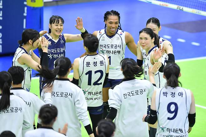 한국도로공사 선수들이 23일 경기 수원체육관에서 여린 2022~2023 V리그 여자부 현대건설과의 플레이오프 1차전에서 승리한 뒤 기쁨을 나누고 있다. 한국배구연맹 제공