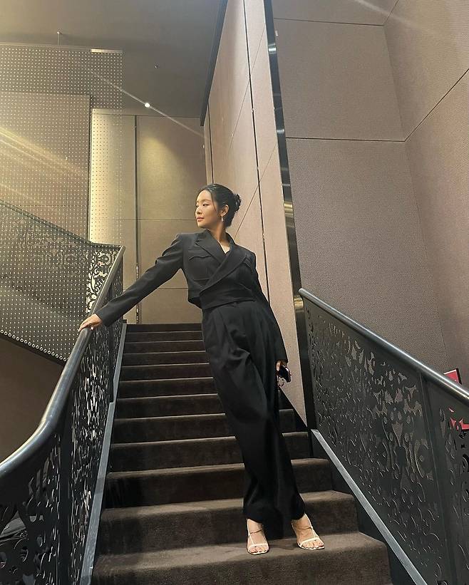 Cha Joo-Young posted several photos on the 23rd without any comment.In the open photo, Cha Joo-Young is showing off chic in all-black fashion. It is eye-catching to take a pose by holding a staircase railing.Hyejeong in the Netflix original The Gloria is admired for its luxurious elegance that does not come to mind.Stewardess Hyejeong Lee is not there yet, but actor Lim Ji-yeon admired it as Are you a model?Then, the netizens responded Is not it a statue ..., I can not see the picture ... I am blinded by my sisters appearance ... and Hyejeong is so beautiful.On the other hand, Cha Joo-young played the role of Choi Hyejeong, one of the perpetrators who gave hell to Moon Dong-eun (Song Hye-kyo) in The GloriaPhoto by Cha Joo-young