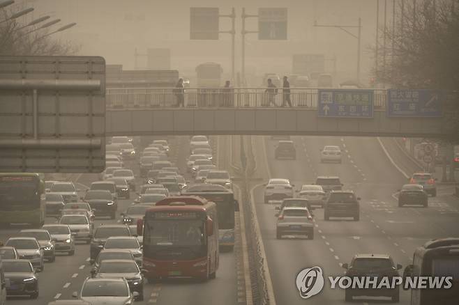 중국 베이징 황사 [AP=연합뉴스] 지난 22일 중국 베이징에 6급 '엄중오염' 황사로 대기질 지수가 치솟았다.