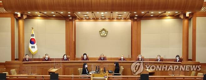 헌재, '검수완박' 권한쟁의심판 선고 (서울=연합뉴스) 김인철 기자 = 유남석 헌법재판소장과 재판관들이 23일 오후 서울 종로구 헌법재판소에서 열린 검수완박(검찰 수사권 완전 박탈) 입법에 대한 권한쟁의심판 선고를 위해 대심판정으로 입장하고 있다. 2023.3.23 yatoya@yna.co.kr
