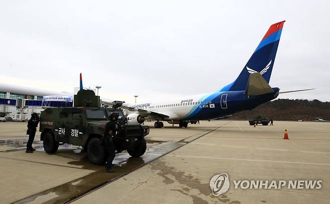 폭발물 처리…양양국제공항 대테러 훈련 (양양=연합뉴스) 이종건 기자 = 23일 양양국제공항에서 전개된 2023년도 양양국제공항 대테러 종합훈련에서 육군 22사단 군사경찰 특임대 요원들이 항공기를 피랍한 테러범들과 대치하고 있다.
    이날 훈련은 2024 강원동계청소년올림픽 참가를 위해 입국한 외국 선수단을 대상으로 발생한 항공기 피랍과 폭발물 설치, 인질 억류 등을 가정해 진행됐다.
    2023.3.23 momo@yna.co.kr