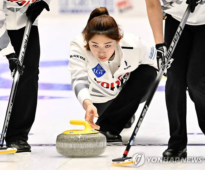 이탈리아전을 치르는 컬링 대표팀 [TT통신·로이터=연합뉴스]