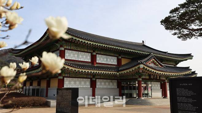 왕인박사유적지의 영월관.