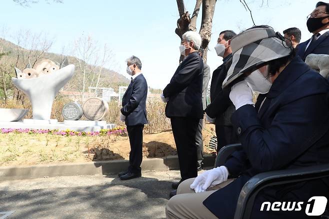 2021년 3월26일 개구리소년 실종사건 30주년을 맞아 대구 달서구 와룡산 선원공원에서 열린 '개구리소년 추모 및 어린이 안전 기원비' 제막식에서 유족들이 오열하고 있다. 2021.3.26/뉴스1 ⓒ News1 공정식 기자