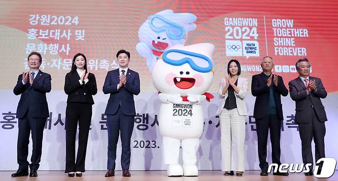 24일 서울 송파구 올림픽파크텔 올림피아홀에서 열린 ‘2024 강원 동계청소년올림픽대회’ 홍보대사 위촉식에서 박보균 문화체육관광부 장관(왼쪽부터), 前 피겨 국가대표 김연아, 진종오 강원 동계청소년올림픽대회 공동위원장, 이상화 공동위원장, 송승환 총감독, 이기흥 대한체육회장이 기념 촬영을 하고 있다. 2023.3.24/뉴스1 ⓒ News1 김진환 기자