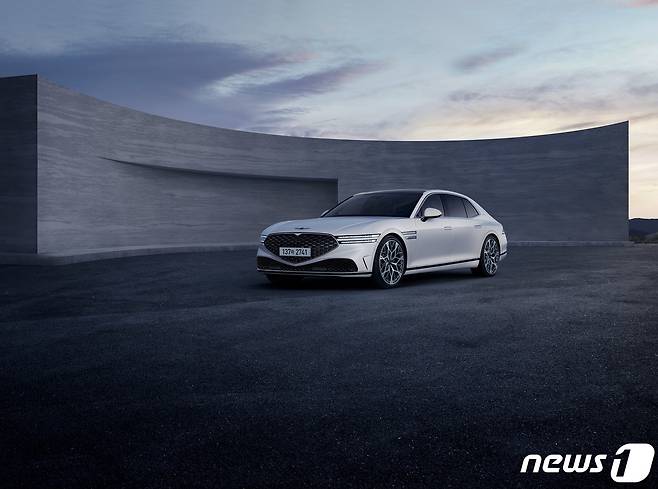 제네시스 브랜드가 연식 변경 모델 ‘2023 G90’를 24일 출시하고 본격적인 판매에 들어갔다. 2023 G90는 가솔린 3.5 터보 48V 일렉트릭 슈퍼차저(e-S/C) 엔진을 일반 모델에도 추가해 고객 선택권을 넓혔으며 다양한 안전∙편의 사양을 기본화하는 등 상품성을 향상시켰다. (제네시스 제공) 2023.3.24/뉴스1