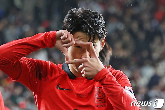 손흥민이 24일 오후 울산 문수축구경기장에서 열린 축구 국가대표 평가전 대한민국과 콜롬비아의 경기 전반전 선제골을 넣은 후 세리머니를 하고 있다. 이날 대한민국 축구 대표팀은 손흥민의 멀티골로 2대2 무승부를 기록했다. 2023.3.24/뉴스1 ⓒ News1 조태형 기자