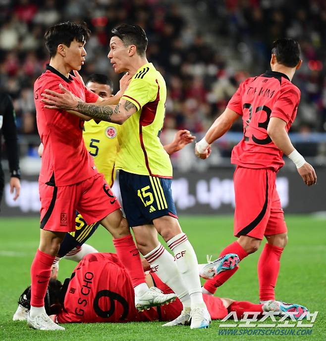 클린스만 감독이 이끄는 축구국가대표팀과 콜롬비아의 평가전이 24일 울산문수경기장에서 열렸다. 대한민국 황인범이 콜롬비아 유리베 빌라와 거친 몸싸움을 벌이고 있다. 울산=최문영 기자 deer@sportschosun.com/2023.03.24/
