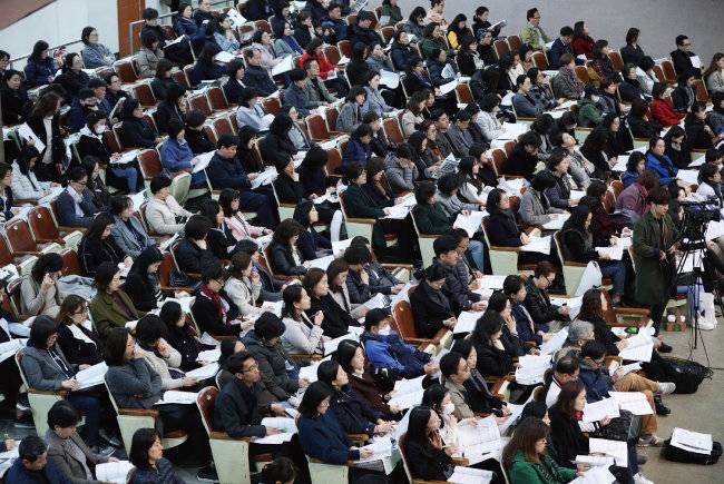 모 학원의 학기 초 입시설명회에 참석한 학부모들.