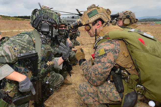 대한민국 해병대 특수수색대와 미 해병대 수색부대가 지난 22일 경북 포항시 북구 송라면 조사리 해안에서 실시된 한·미·영 해병대 수색대 해상 및 공중 침투훈련에서 작전 토의를 하고 있다.  자유의 방패(FS)훈련으로 진행된 이날 훈련에 참가한 3개국 해병대원들은 22일과 23일 이틀간  수색작전 노하우를 공유하고 개인과 팀 단위의 해상 및 공중침투능력을 강화했다. /뉴스1