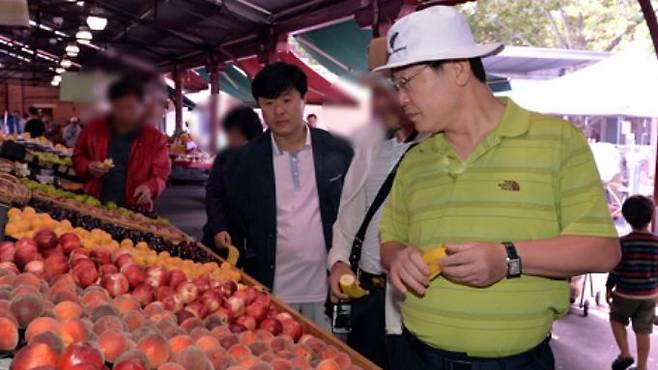 이재명 대표와 김문기 전 처장이 함께 과일을 고르고 있다. /이기인 도의원 제공