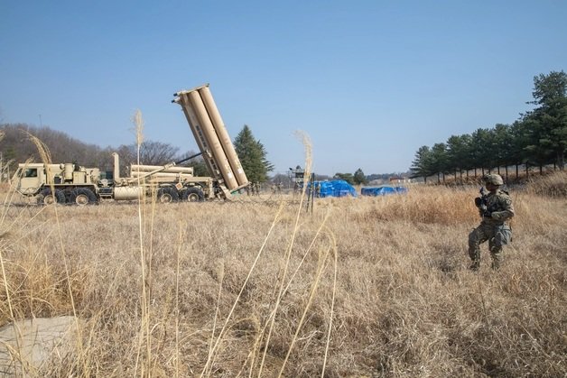 주한미군 병사가 고고도미사일방어체계(THAAD·사드) 주변을 순찰하고 있다. 미8군 제공