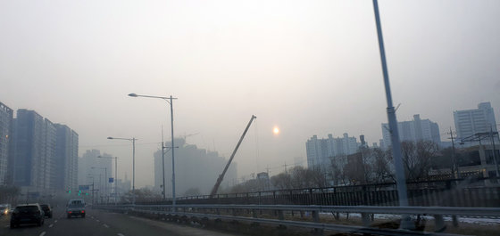 초미세먼지 주의보가 발효 중인 6일 오전 광주 시내가 뿌연 먼지로 뒤덮여 있다. 2023.1.6/뉴스1
