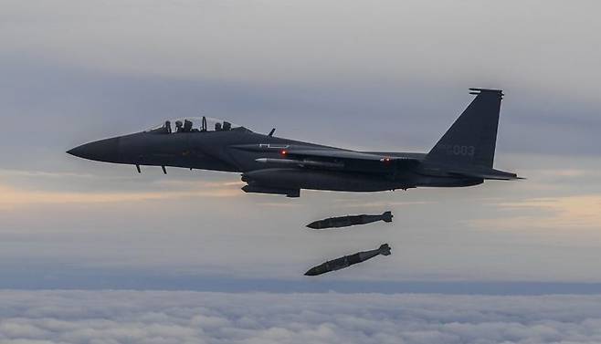 GBU-31 합동직격탄(JDAM) 투하하는 F-15K. 사진=합참 제공