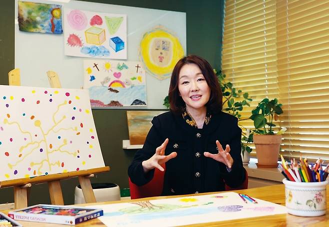 귀금속 디자이너였다가 ‘사람의 마음이 귀금속보다 더 귀한 보석’이라는 마음으로 미술치료사가 된 김현진 아트앤마인드 대표가 지난 16일 강남구 논현동 사무실에서 미술치료의 역사와 원리 등을 설명하고 있다.