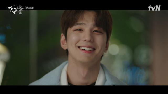 김민규가 '성스러운 아이돌'을 통해 대중을 만났다. 작품의 시청률은 낮았지만 그는 대신관과 망돌 캐릭터를 넘나들며 넓은 연기 스펙트럼을 증명해냈다. tvN 캡처