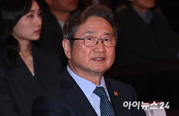 박보균 문화체육관광부 장관이 24일 오후 서울 송파구 올림픽파크텔에서 열린 '2024 강원 동계청소년올림픽대회 홍보대사 및 문화행사 감독·자문단 위촉식'에 참석해 자리하고 있다. [사진=김성진 기자]