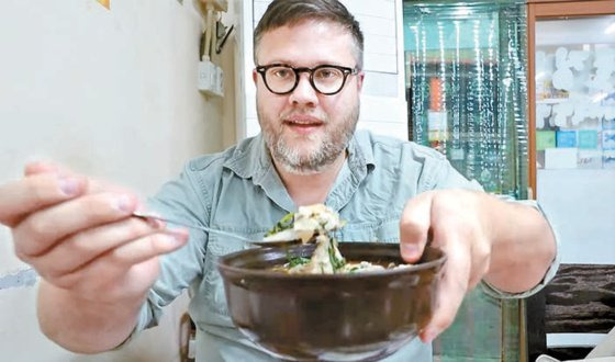전국 180개가 넘는 노포맛집을 찾아 영상을 제작하는 오스틴 기븐스. 돼지국밥집에서 방아잎을 찾을 만큼 한식에 진심이다. [사진 오스틴 기븐스]