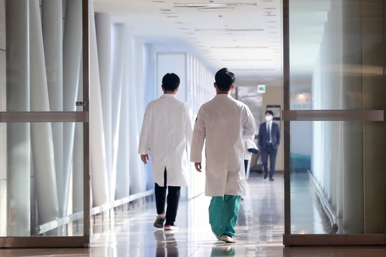 지난해 12월28일 서울 시내 한 대학병원에서 의료진이 발걸음을 옮기고 있다. 뉴스1
