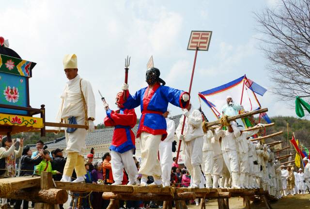전통장례문화가 계승되고 있는 횡성정금마을주민들이 강원도 무형문화재 4호로 지정된 횡성회다지소리 전통장례를 재현하고 있다.