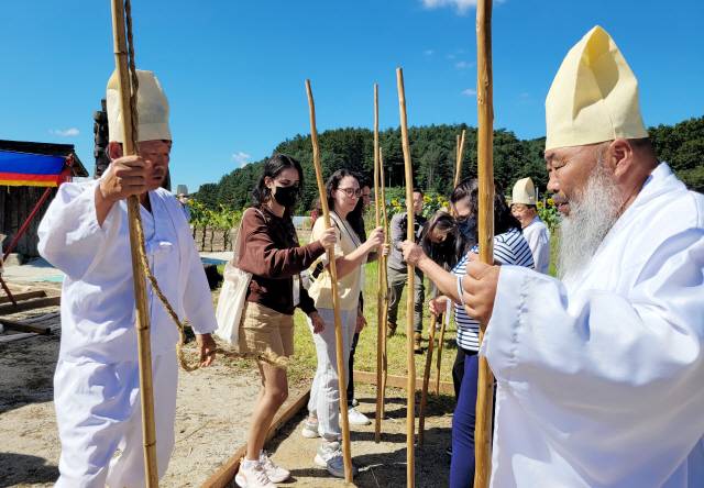 횡성회다지소리는 장례의 마무리절차인 묘를 만드는 과정에서 회를 섞은 흙을 평평하게 다지며 죽음의 슬픔을 달래는 정금마을의 전통민요로 전승되고 있다.