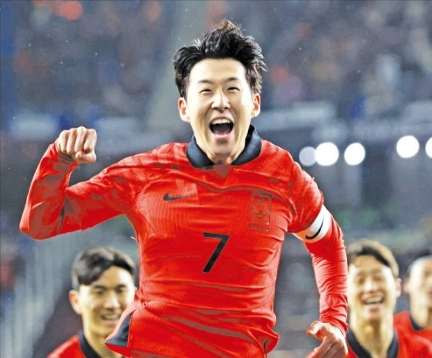 손흥민이 24일 울산 문수축구경기장에서 열린 대한민국 대 콜롬비아 축구 대표팀 평가전에서 득점한 뒤 환호하고 있다. 위르겐 클린스만 감독이 평가전에서 박수를 치고 있다(아래 사진). /연합뉴스