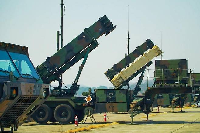 주한미군은 2017년 경북 성주군에 고고도 미사일방어체계(THAAD·사드)를 배치하고 처음으로 기지 밖에서 발사대 전개훈련을 전개했다고 한·미가 24일 밝혔다  미 국방시각정보배포 시스템 제공.