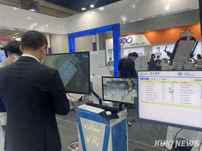 24일 KIMES 현장의 가상현실 (VR) 인지재활 치료기기 시연 장면. 게임을 하면서 치매예방이 가능한 제품이다.&nbsp; &nbsp;사진=박선혜 기자