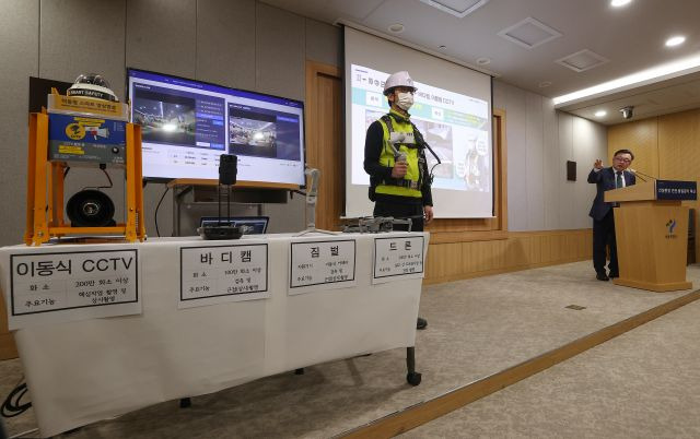 23일 오전 서울시청 브리핑룸에서 열린 '동영상 기록관리를 통한 건설현장 안전·품질관리 혁신방안' 기자설명회에서 김성보 서울시 도시기반시설본부장이 브리핑하고 있다. 연합뉴스