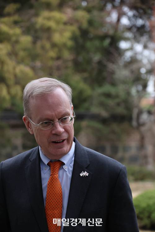 지난 17일 서울 종로구 안국동 윤보선가에서 켄트 시베러드 시라큐스대 총장이 매일경제와 인터뷰를 하고 있다. 이날 인터뷰 장소는 윤보선 전 대통령의 장남인 윤상구 윤보선 대통령 기념 사업회 이사가 제공했다. 윤상구 이사는 시라큐스대학에서 건축학 학사와 석사를 마친 동문이다. [사진 = 이충우 기자]