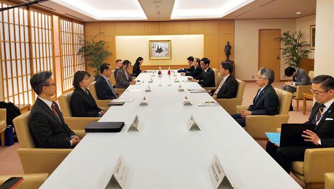 권영세 통일부 장관이 23일 도쿄 일본 외무성에서 하야시 요시마사 외무상과 만났다. [연합]