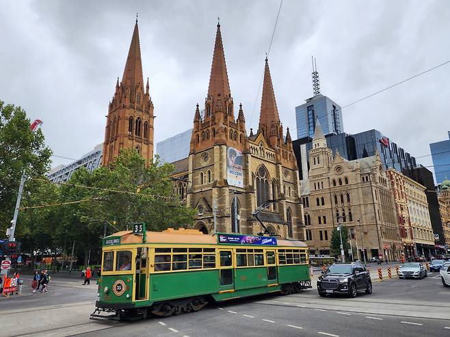 멜버른 오래된 트램과 플린더스 스트리트역 앞 세인트폴 성당