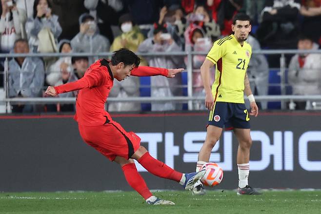 24일 오후 울산 문수축구경기장에서 열린 대한민국 대 콜롬비아 축구 대표팀의 평가전에서 손흥민이 프리킥으로 두번째 골을 넣고 있다. 이 골은 한국 선수 역대 A매치 최다 프리킥 골(5골)이다. [연합]