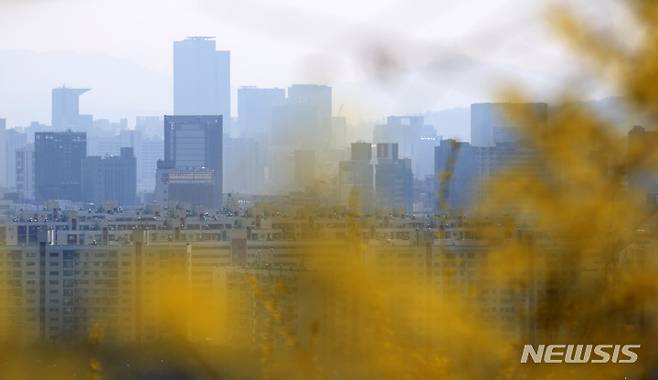 [서울=뉴시스] 김선웅 기자 = 춘분인 21일 초미세먼지 농도가 '나쁨' 수준을 보이고 있다. 서울 성동구 응봉산에 핀 개나리 너머로 도시가 뿌옇게 보인다. 2023.03.21. mangusta@newsis.com