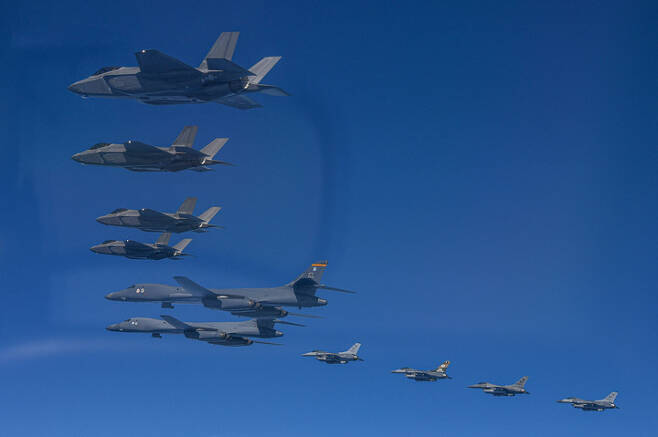 [서울=뉴시스] 조수정 기자 = 한미 공군이 19일 한반도 상공에서 우리나라 F-35A 전투기와 미국 공군 B-1B 전략폭격기 및 F-16 전투기가 참여한 가운데 연합공중훈련을 하고 있다. (사진=국방부 제공) 2023.03.19.photo@newsis.com *재판매 및 DB 금지
