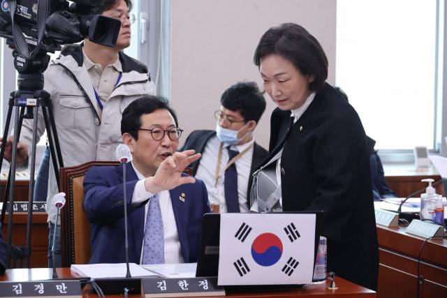 ▲23일 오전 국회에서 열린 산업통상자원중소벤처기업위원회 전체회의에서 여야 간사인 한무경(오른 쪽)·김한정 의원이 대화하고 있다. ⓒ연합뉴스