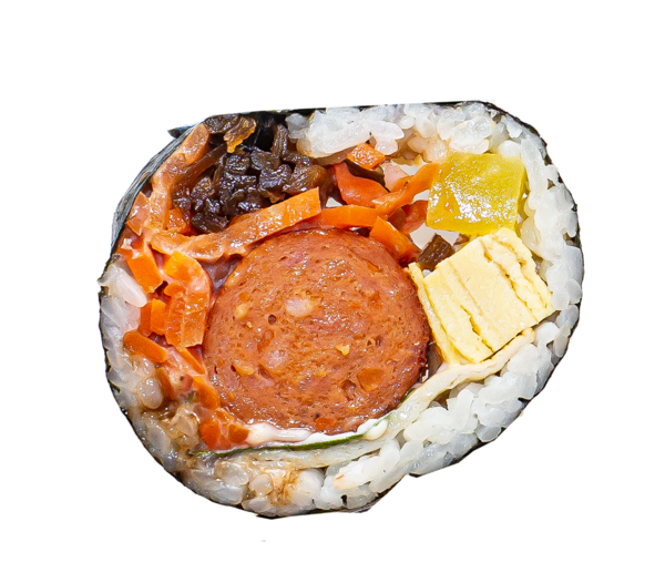 소세지 김밥 단면. 재료가 꽉 차 있다. 든든하지 않을 수 없다.