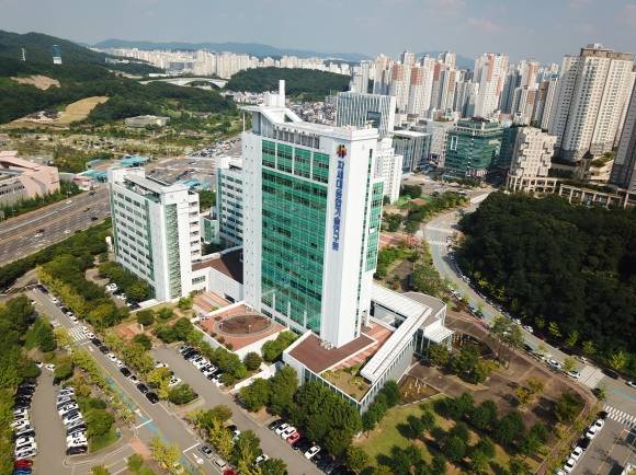 과학기술로 지역사회에 공헌하기 위한 각종 지원사업을 펼치는 차세대융합기술연구원 전경. 서울대와 경기도가 공동으로 수원 영통구 이의동에 만들었다.  차세대융합기술연구원 제공