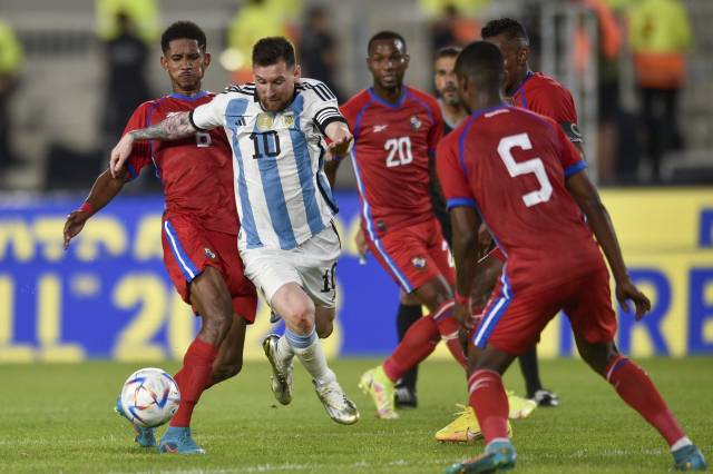아르헨티나 대표팀의 리오넬 메시가 24일 파나마와 평가전에서 수비 숲을 헤집고 있다. AP연합뉴스
