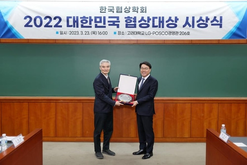 최정우(오른쪽) 포스코그룹 회장이 23일 ‘2022 대한민국 협상대상 시상식’에서 권성우 한국협상학회장으로부터 협상대상 상패를 받고 있다. 사진 제공=포스코그룹