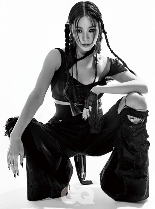 In the photo, Tiffany Young has completely different concepts with her unique charisma and eyes. All black, braided hair, styling plus uniqueness, and posing with a sense of dignity capture everyones attention at once.The hip visuals expressed by their own charm reveal a different aspect than before.Cuts with colorful colors also draw attention.It is a blouse with black color and yellow embroidery, but it expresses intense charm. One piece dress completes the avant-garde mood and proves that there is no yellow like under the sky.Tiffany Young is challenging various aspects such as solo, musical actor as well as group activity after debut of group Girls Generation.In JTBC survival entertainment peak time, he is a warm senior and judge who does not spare any sincere advice.More picture cuts and interviews by Tiffany Young can be found in the April issue of GQ Korea.