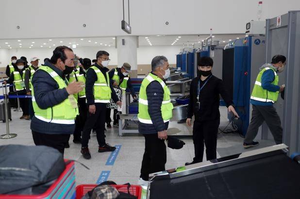 출국 전 보안 검색하는 가상 여객 [촬영 홍현기]