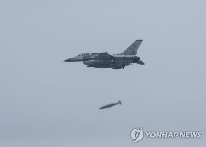 L-JDAM 공대지 폭탄 투하하는 F-35A 전투기 (서울=연합뉴스) 한국 공군 KF-16 전투기가 24일 오후 가상의 지상 표적을 향해 GBU-56 합동직격탄(L-JDAM) 공대지 폭탄을 투하하고 있다. 
    공군은 미국 제51전투비행단과 지난 20일부터 24일까지 서해 해상사격장에서 공대공 실사격 및 공대지 폭격 훈련을 실시했다. 2023.3.24 [공군 제공. 재판매 및 DB 금지] photo@yna.co.kr